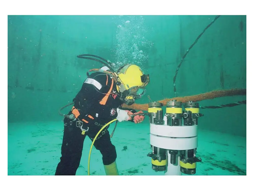 Unterwasser-Vorspannzylinder EAJ 1LC Ansicht 3 Unterwasser-Vorspannzylinder EAJ 1LC Ansicht 2